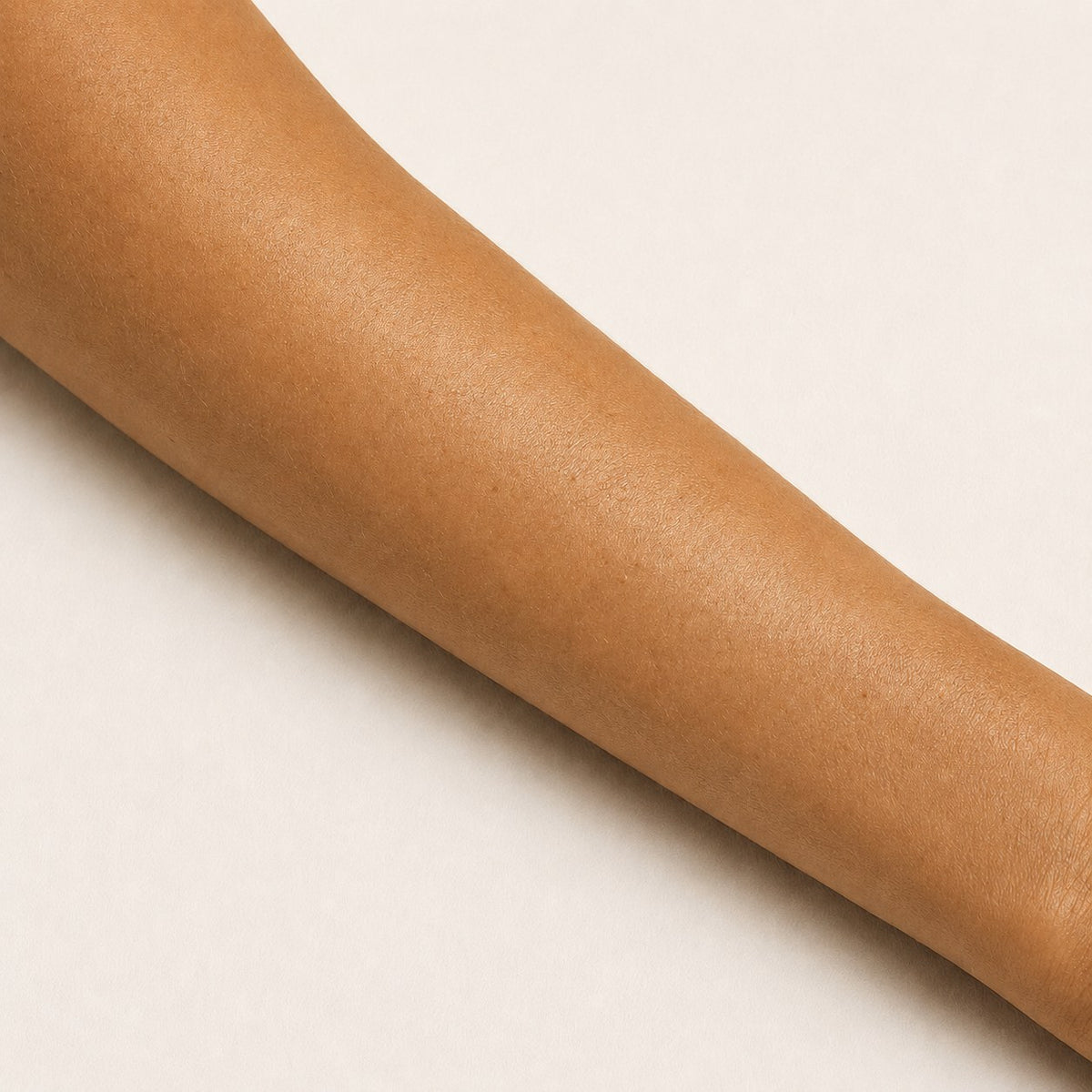 Après : hâle doré uniforme sur le même avant-bras, avec les soins bronzage du Pack Pure Mineral