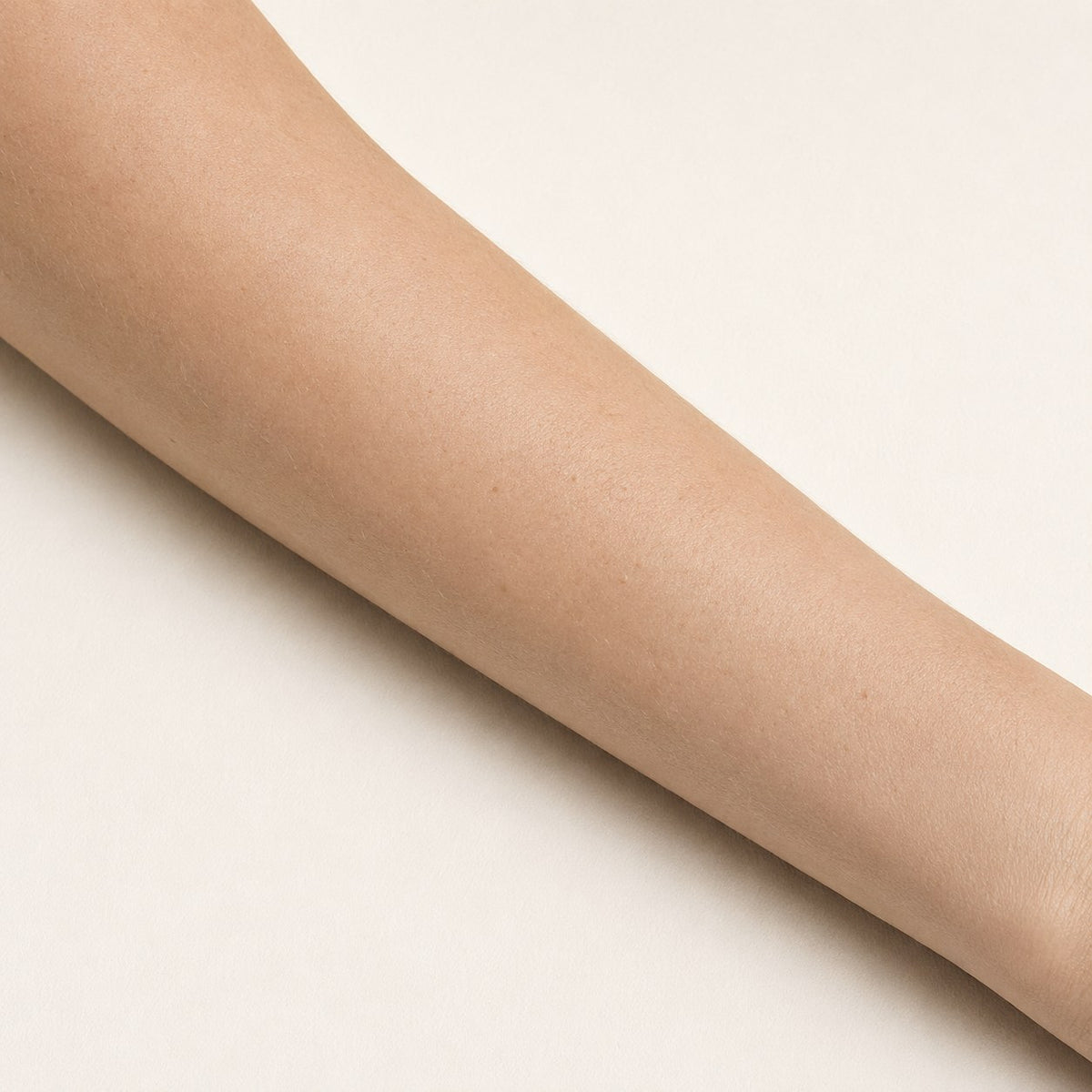 Avant : peau claire non bronzée sur avant-bras, avant utilisation des soins bronzage MAKE